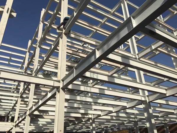 多層鋼結(jié)構(gòu)廠房的樓承板施工，這三個(gè)問題要多注意