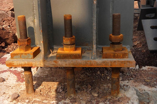 鋼結(jié)構(gòu)建筑柱腳安裝預(yù)埋件偏移了怎么辦？