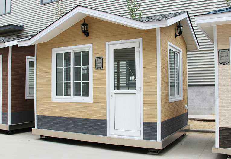 輕鋼崗?fù)? /><br /></p>    有人會(huì)認(rèn)為，<strong>輕鋼房屋</strong>的使用壽命不如傳統(tǒng)的混凝土建筑，但是，根據(jù)國(guó)外經(jīng)驗(yàn)以及實(shí)驗(yàn)數(shù)據(jù)來(lái)看，這種體系在歐美發(fā)達(dá)國(guó)家已經(jīng)成熟運(yùn)用，輕鋼住宅結(jié)構(gòu)的使用壽命是90年，使我們可以放心使用的家居住房。盛大鋼結(jié)構(gòu)利用現(xiàn)代新型的建筑材料，包括玻璃棉、歐松板、石膏板、金屬雕花板、瀝青瓦、SBS防水卷材、呼吸紙等材料，解決了該建筑體系的防水、防火、保溫、隔熱、吸引降噪等技術(shù)問(wèn)題，我們對(duì)<strong>輕鋼房屋</strong>的未來(lái)前景是十分看好的。<br /><p>    山西盛大鋼結(jié)構(gòu)近期的新產(chǎn)品除了輕鋼住宅以外，還有集裝箱房屋、輕鋼崗?fù)は盗?、公共衛(wèi)生間系列產(chǎn)品，如果您對(duì)我們的新產(chǎn)品感興趣的話(huà)，可以致電我們的銷(xiāo)售客服熱線(xiàn)，我們期待您的來(lái)電。</p><p>    本文鏈接：<strong>http://m.438032.com/news/0004511655.html </strong>未經(jīng)允許不得轉(zhuǎn)載。</p><p style=